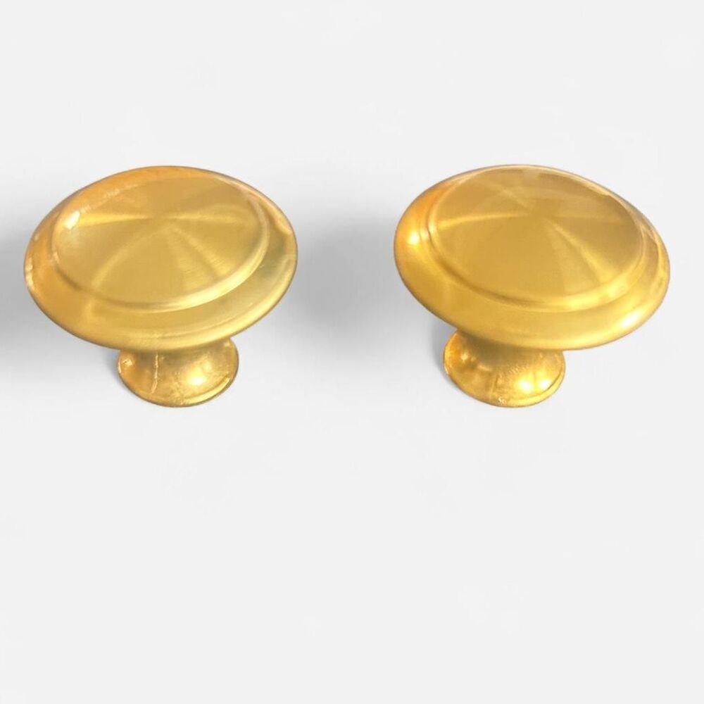 Set of 10 NWT Brass colored 1.25” round cabinet knobs